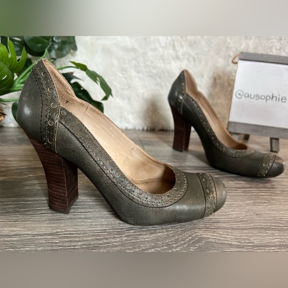Seychelles Picture Perfect distressed stacked heels in Olive leather. Size 7 - Picture 2 of 10